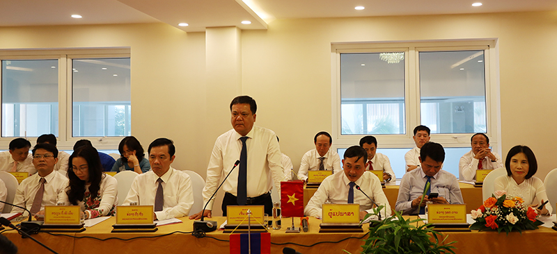 Đồng chí Trần Phong, Ủy viên Ban Thường vụ Tỉnh ủy, Bí thư Thành ủy Đồng Hới phát biểu tại buổi hội đàm.