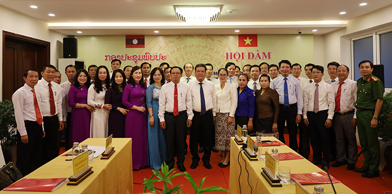 Hai đoàn đại biểu của TP. Đồng Hới và huyện Thà Khẹc chụp ảnh lưu niệm.