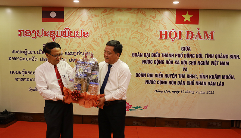 Đại diện lãnh đạo TP. Đồng Hới tặng quà là các sản phẩm OCOP cho đoàn đại biểu huyện Thà Khẹc.