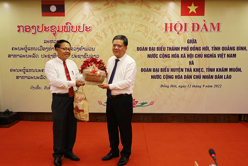 Đại diện lãnh đạo huyện Thà Khẹc tặng quà cho đoàn đại biểu TP. Đồng Hới.