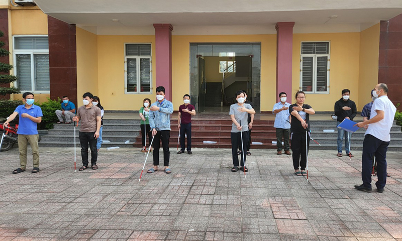 Hội viên Hội Người mù TP. Đồng Hới tập huấn chương trình “Chiếc gậy trắng” phục hồi chức năng.