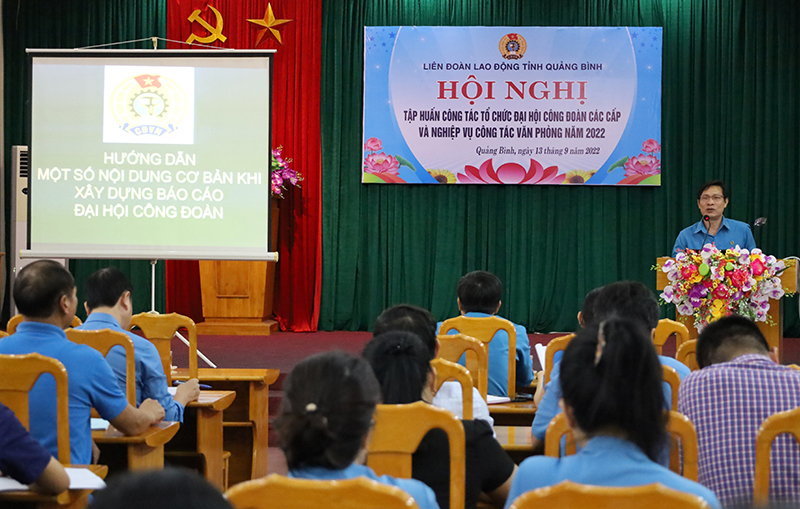  Đại diện lãnh đạo LĐLĐ tỉnh quán triệt các nội dung cơ bản khi xây dựng báo cáo đại hội công đoàn.