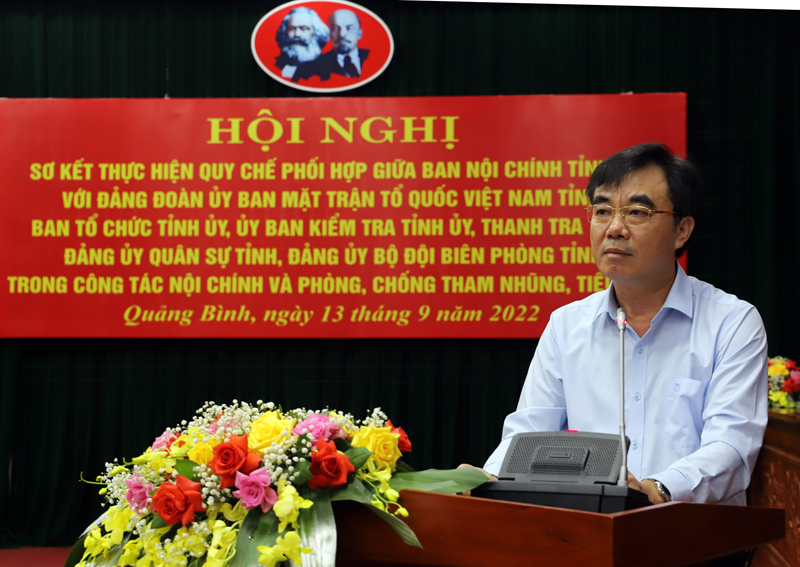 Đồng chí Nguyễn Lương Bình, Ủy viên Ban Thường vụ, Trưởng ban Nội chính Tỉnh ủy phát biểu tại hội nghị