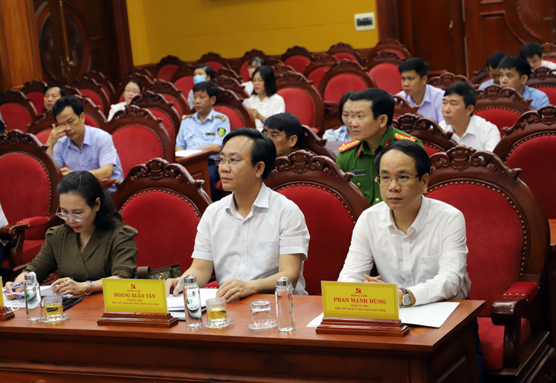 Các đồng chí lãnh đạo tỉnh tham dự hội nghị
