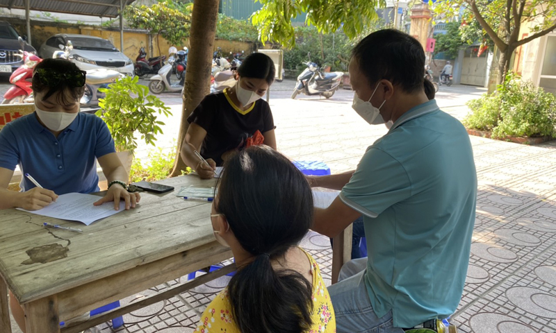 Người dân tuân thủ đeo khẩu trang khi đi tiêm vaccine phòng COVID-19. Ảnh: Tạ Nguyên.
