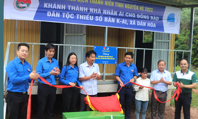 Ban Thường vụ Tỉnh đoàn cùng chính quyền địa phương khánh thành nhà  