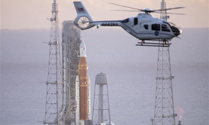 Tên lửa đẩy Artemis mang theo tàu vũ trụ Orion được đặt trên bệ phóng Launch Pad 39B ở trung tâm vũ trụ Kennedy thuộc Cape Canaveral, bang Florida (Mỹ) tháng 8/2022. (Ảnh: AFP/TTXVN)