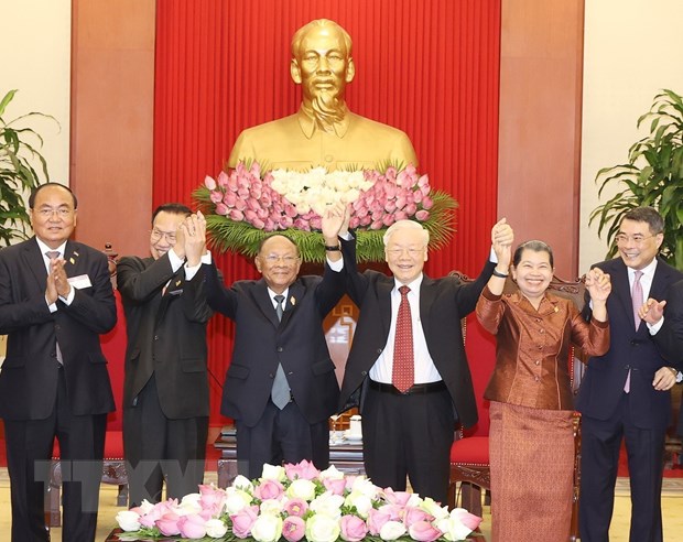 Tổng Bí thư Nguyễn Phú Trọng và Chủ tịch Danh dự Đảng Nhân dân Campuchia, Chủ tịch Quốc hội Campuchia Samdech Heng Samrin cùng các đại biểu Việt Nam - Campuchia tại buổi tiếp. (Ảnh: Trí Dũng/TTXVN)