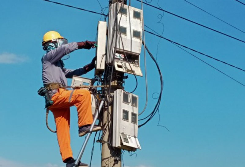 Công nhân Điện lực Quảng Ninh kiểm tra công tơ định kỳ