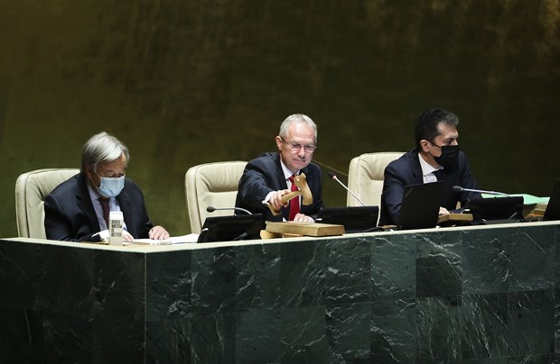 Tổng Thư ký LHQ Antonio Guterres (trái), tân Chủ tịch Csaba Korosi (thứ 2, trái) chủ trì khóa họp lần thứ 77 Đại hội đồng LHQ ở New York, Mỹ ngày 13/9/2022. (Ảnh: THX/TTXVN)