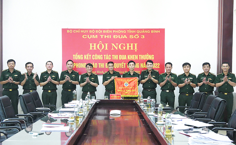 Bàn giao cờ thi đua cho đơn vị Cụm trưởng năm tiếp theo tại Cụm thi đua số 3 thuộc Cơ quan Bộ chỉ huy.