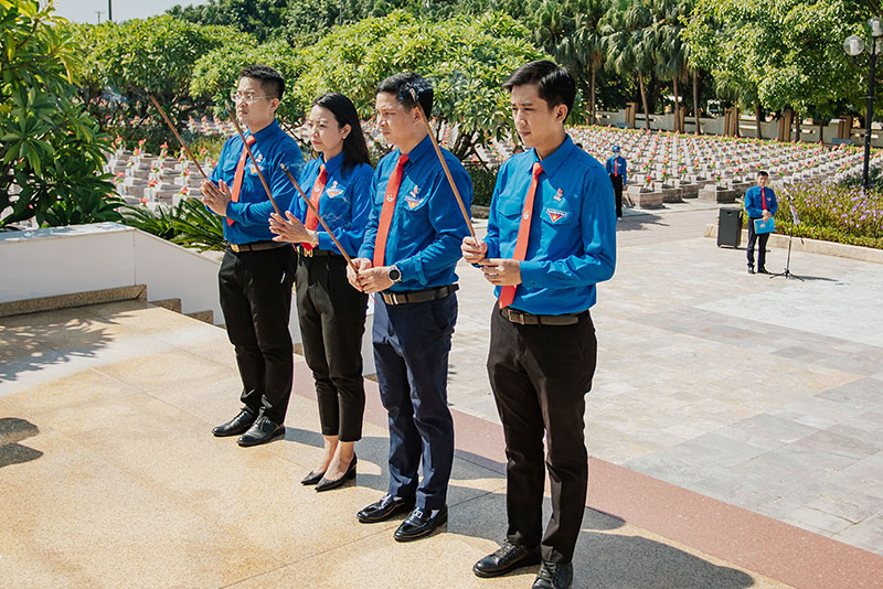 Ban Thường vụ Tỉnh đoàn dâng hương lên đài tưởng niệm tại Nghĩa trang Liệt sỹ Ba Dốc.