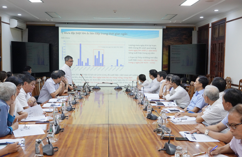 Đại diện nhóm thực hiện đề tài thuyết minh về các nhóm giải pháp tăng khả năng thoát lũ cho vùng Lệ Thủy, Quảng Ninh.