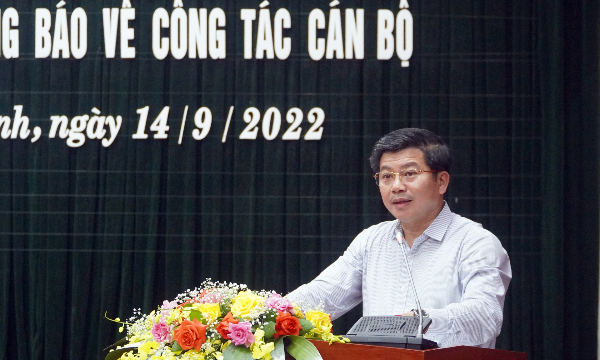 Đồng chí Trưởng ban Tổ chức Tỉnh ủy Trần Vũ Khiêm công bố các quyết định đối với 9 đồng chí cán bộ được bổ nhiệm, giới thiệu ứng cử
