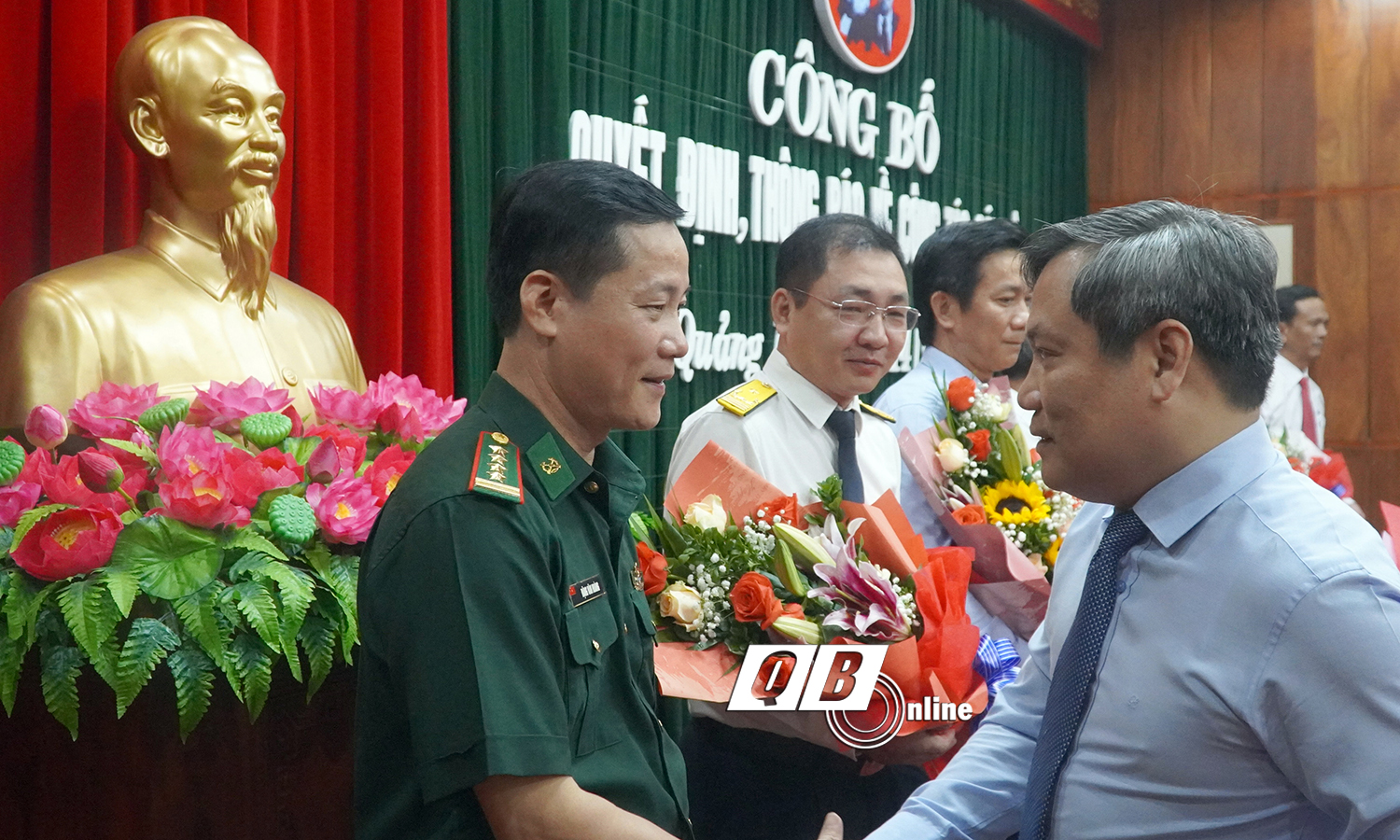 Đồng chí Bí thư Tỉnh ủy Vũ Đại Thắng tặng hoa và trao quyết định cho các đồng chí cán bộ được bổ nhiệm, giới thiệu ứng cử