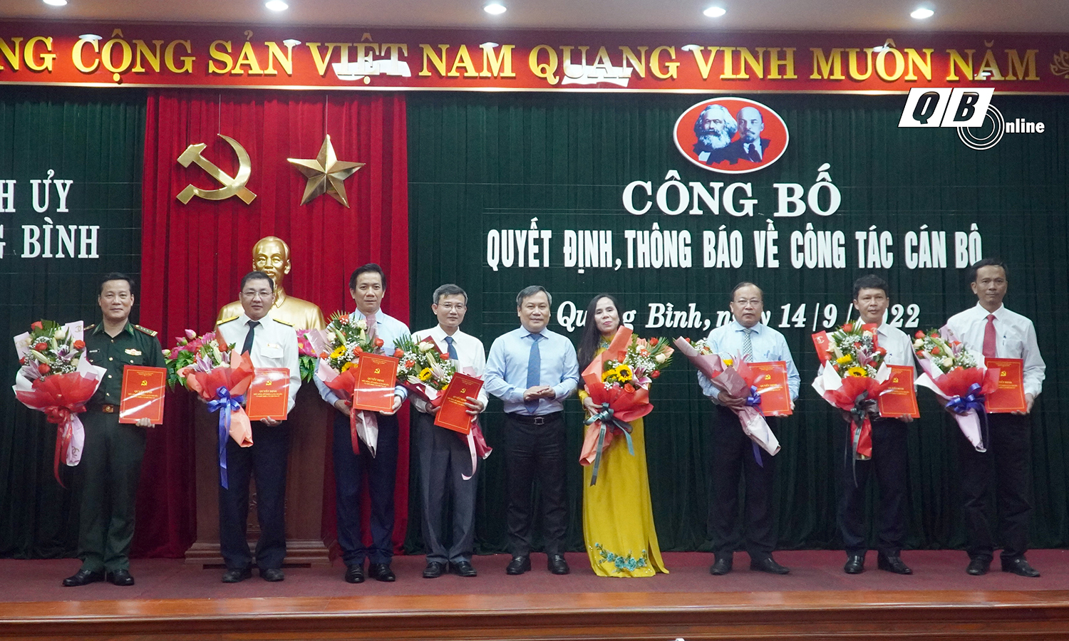 Đồng chí Bí thư Tỉnh ủy Vũ Đại Thắng tặng hoa và trao quyết định cho các đồng chí cán bộ được bổ nhiệm, giới thiệu ứng cử
