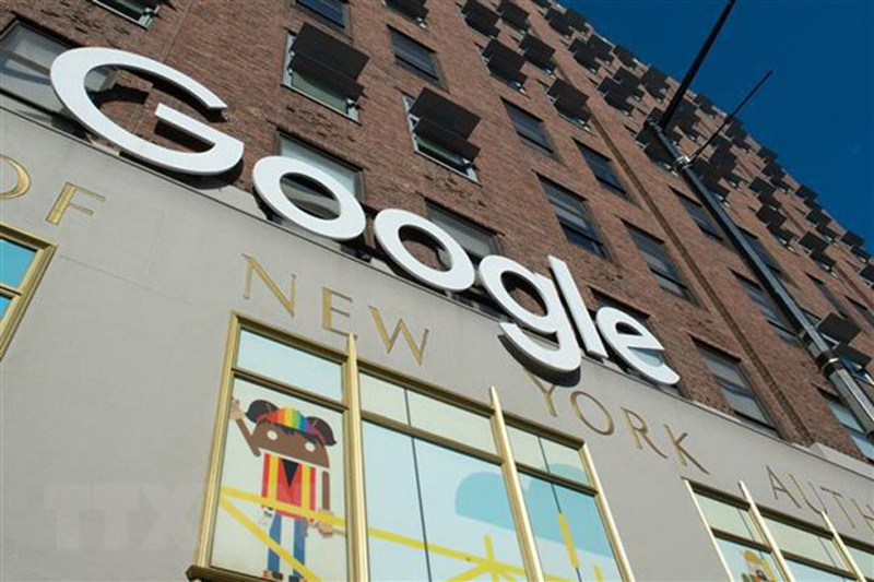 Biểu tượng của Google tại tòa nhà ở New York, Mỹ. (Ảnh: AFP/TTXVN)