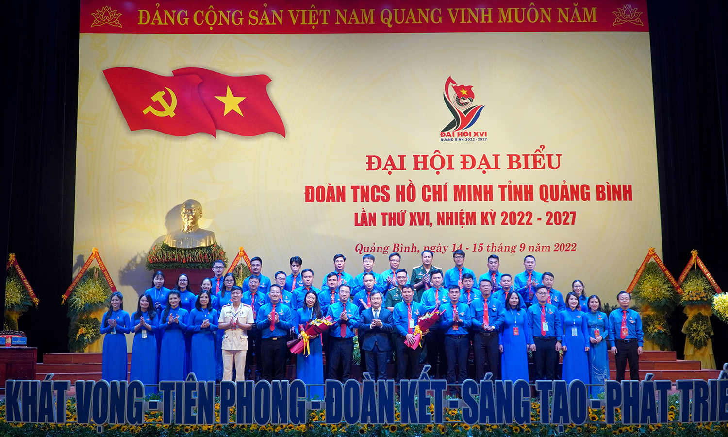  Đồng chí Bí thư Tỉnh ủy Vũ Đại Thắng và đồng chí Bí thư Trung ương Đoàn Nguyễn Tường Lâm tặng hoa chúc mừng Ban Chấp hành Đoàn TNCS Hồ Chí Minh tỉnh Quảng Bình nhiệm kỳ 2022-2027.