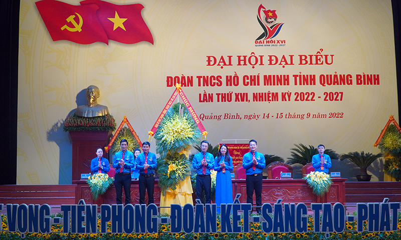 Đồng chí Bí thư Trung ương Đoàn Nguyễn Tường Lâm tặng hoa chúc mừng đại hội