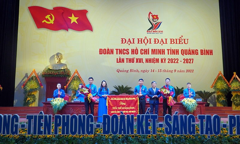 Đồng chí Bí thư Tỉnh ủy Vũ Đại Thắng trao tặng bức trướng mang dòng chữ: Tuổi trẻ Quảng Bình 