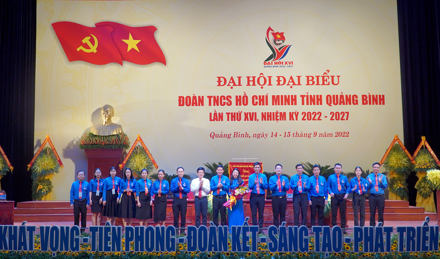 Đồng chí Lê Văn Bảo, Ủy viên Ban Thường vụ, Trưởng Ban Dân vận Tỉnh ủy chụp ảnh lưu niệm cùng các đại biểu dự Đại hội Đoàn toàn quốc lần thứ XII