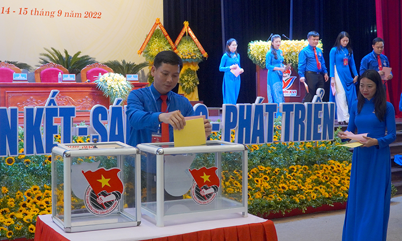 Đại biểu bỏ phiếu bầu đoàn đại đại biểu dự Đại hội Đoàn toàn quốc lần thứ XII