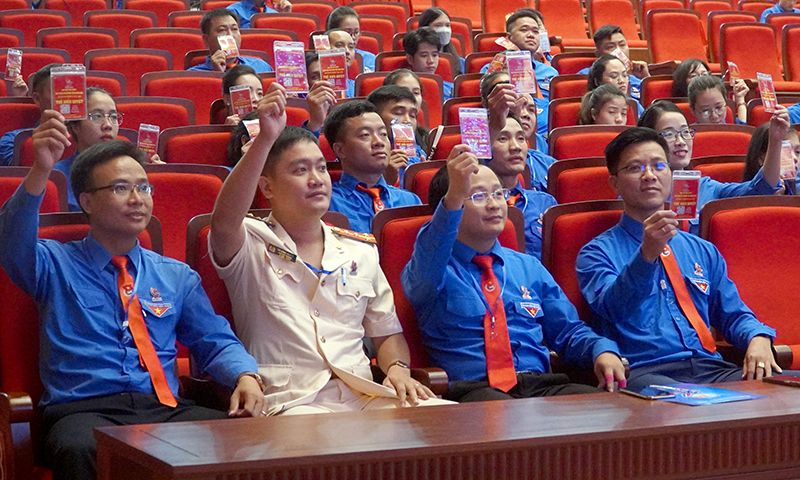  Đại biểu biểu quyết tại phiên bế mạc