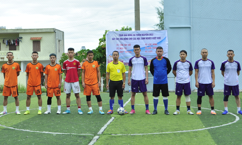 Hai đội bóng thực hiện phần nghi lễ trước khi bước vào thi đấu tại giải tour giải bóng đá thiện nguyện năm 2022.