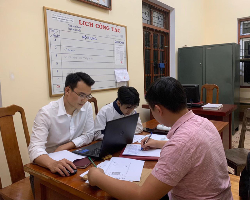 Trinh sát Phòng An ninh chính trị nội bộ, Công an tỉnh làm việc với học sinh vi phạm pháp luật trên không gian mạng.