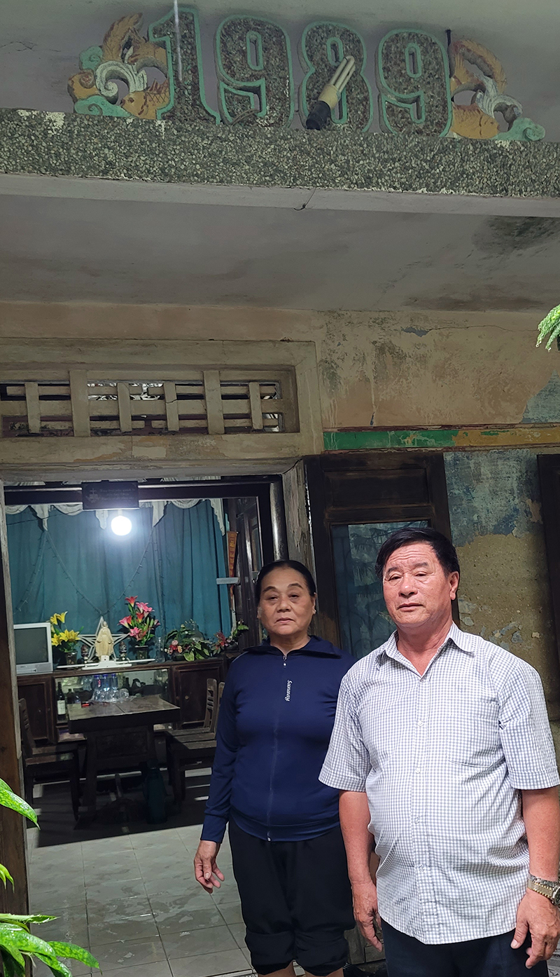 Vợ chồng ông Hoàng Viên, bà Mai Thị Hoạt trước ngôi nhà bị “bế quan, tỏa cảng” hơn 7 năm trời.