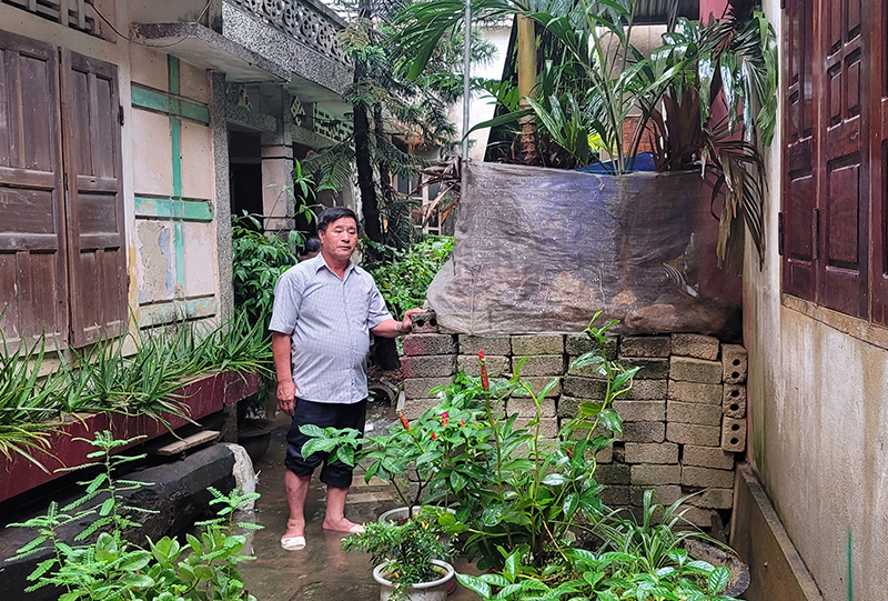 Hàng rào bằng gạch block do ông Hoàng Hải dựng lên chắn mất lối đi vào nhà ông Hoàng Viên.