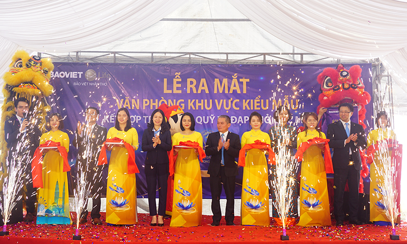 Đại biểu cắt băng khai trương văn phòng khu vực kiểu mẫu tại huyện Lệ Thủy.