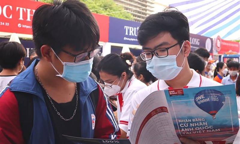 Thí sinh tìm hiểu thông tin về tuyển sinh năm 2022. Ảnh: TTXVN