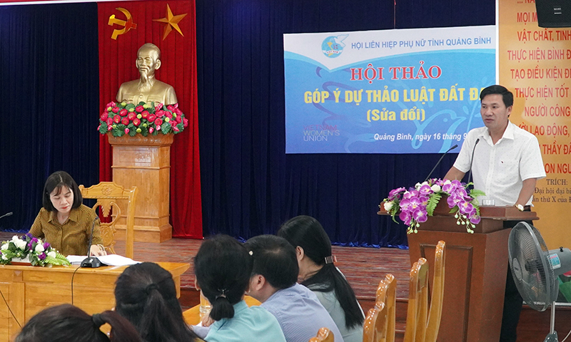 Đại biểu tham luận tại hội thảo