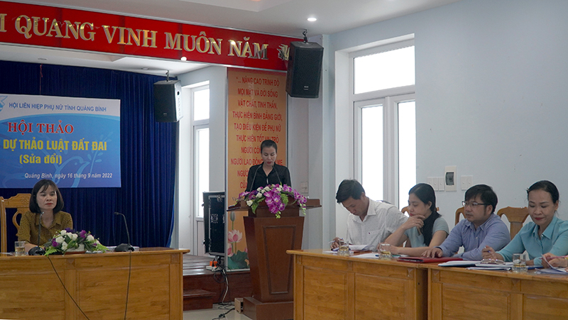 Đại biểu tham luận tại hội thảo