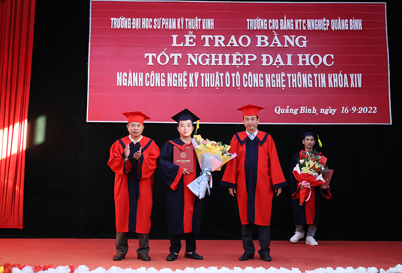 Trao bằng tốt nghiệp cho kỹ sư ngành Công nghệ kỹ thuật ô tô.