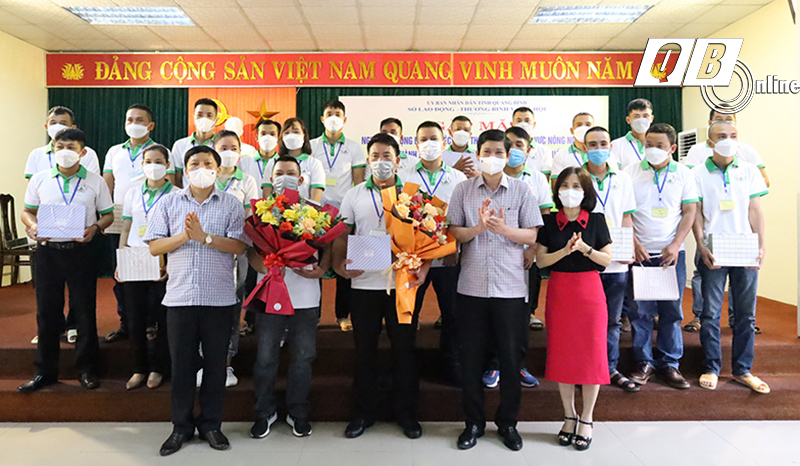 Ngay trước ngày xuất cảnh đợt 1, đồng chí Phó Chủ tịch UBND tỉnh Hồ An Phong đã gặp và động viên NLĐ. 