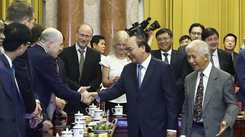Chủ tịch nước Nguyễn Xuân Phúc và các nhà khoa học quốc tế. (Ảnh: Thống Nhất/TTXVN)