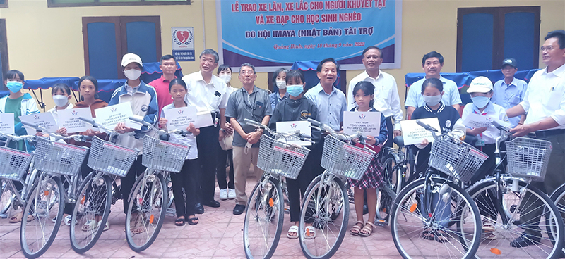 Toàn cảnh đại diện Hội IMAYA (Nhật Bản) trao quà cho người khuyết tật và học sinh nghèo Quảng Bình
