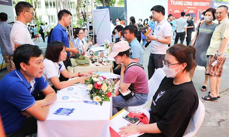 Sau khi xác nhận nhập học trực tuyến thành công, cơ sở đào tạo gửi thông tin cần thiết lại cho thí sinh. Ảnh: TTXVN
