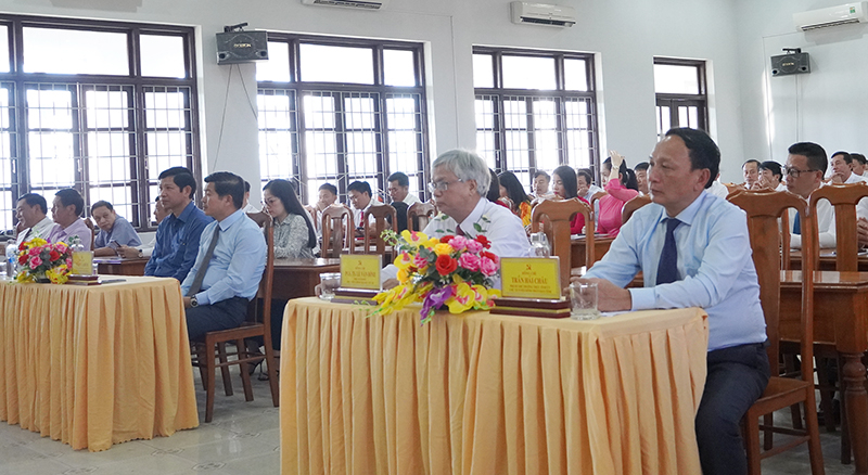 Các đại biểu tham dự tại lễ khai giảng.