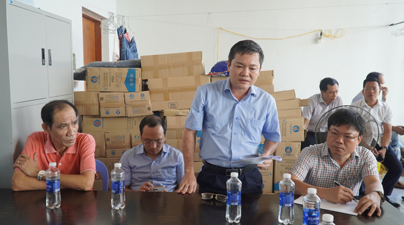 Giám đốc Sở Kế hoạch-Đầu tư Phan Phong Phú trao đổi về việc giải ngân vốn đầu tư công của dự án Trung tâm TT-GDSK tỉnh.