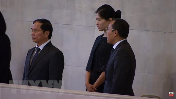 Bộ trưởng Ngoại giao Bùi Thanh Sơn viếng Nữ hoàng Elizabeth II tại đại sảnh tòa nhà Quốc hội Anh ngày 18/9. (Ảnh cắt từ clip tang lễ do Bộ Ngoại giao Anh cung cấp)