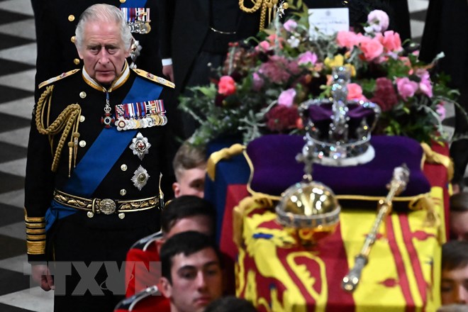  Vua Anh Charles III đi ngay sau linh cữu Nữ hoàng Elizabeth II trong lễ tang chính thức được cử hành tại Tu viện Westminster (London), ngày 19/9/2022. (Ảnh: AFP/TTXVN)