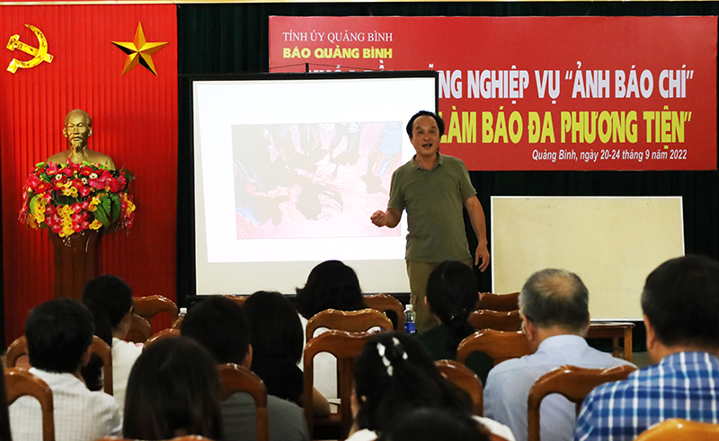 Giảng viên truyền đạt, trao đổi chuyên đề nghiệp vụ ảnh báo chí.