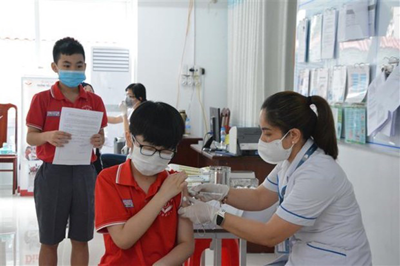 Tiêm vaccine phòng COVID-19 cho học sinh. (Ảnh: Tuấn Anh/TTXVN)