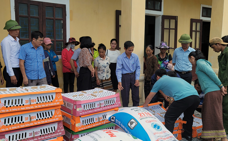 Ngoài hỗ trợ về giống lợn và gà, đồng bào còn được giúp thêm 150 kg thức ăn chăn nuôi