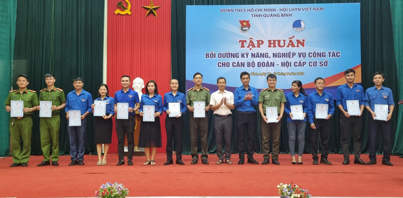 Ban tổ chức trao giấy chứng nhận hoàn thành chương trình tập huấn cho các học viên 