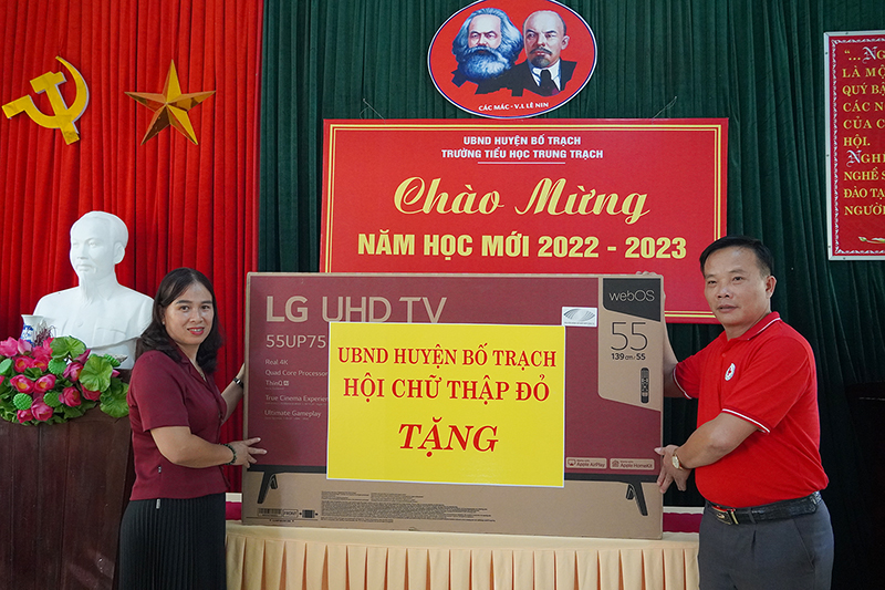 Đại diện lãnh đạo Hội Chữ thập đỏ huyện Bố Trạch trao tặng tivi cho Trường tiểu học Trung Trạch.