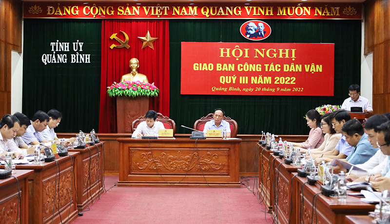 Đồng chí Phó Bí thư Thường trực Tỉnh ủy Trần Hải Châu và đồng chí Trưởng ban Dân vận Tỉnh ủy Lê Văn Bảo chủ trì hội nghị.